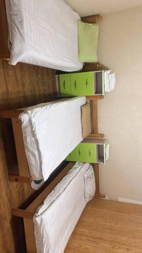 Katil atau katil-katil dalam bilik di Rozalinda Guesthouse