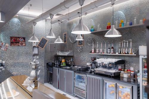 Kuchyň nebo kuchyňský kout v ubytování Wahaj Boulevard Hotel