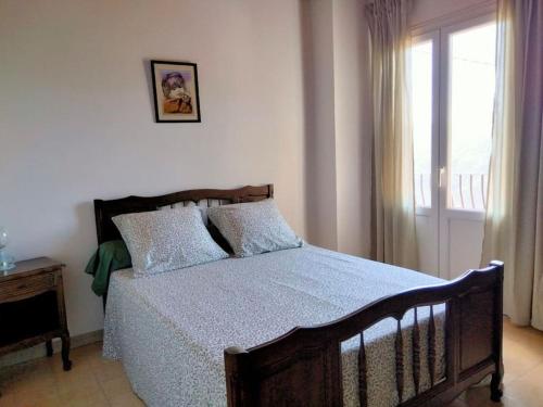 une chambre avec un lit et une fenêtre dans l'établissement Maison de village corse, à Campitello