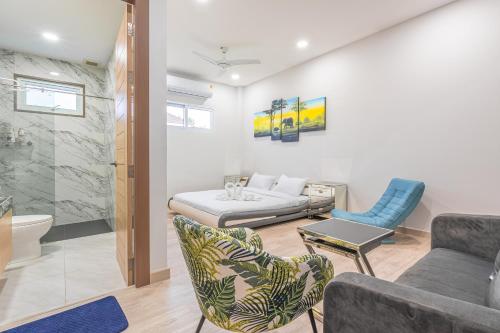 una sala de estar con una cama y un sofá en 芭提雅21航站楼附近8卧9卫轻奢现代别墅带独立歌房, en Norte de Pattaya