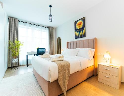 ein Schlafzimmer mit großem Bett und Fenster in der Unterkunft Elite Residences by Bednbeyond O72195O3I9 in Nairobi
