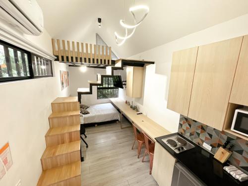 a small apartment with a kitchen and a bedroom at Mini Casa en Poblado Medellín FRN109 By Roots Rentals in Medellín