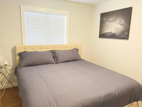 Ένα ή περισσότερα κρεβάτια σε δωμάτιο στο HENDERSON HOME With GREAT AMENITIES
