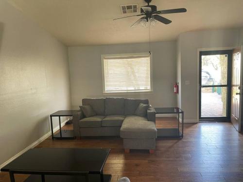 Χώρος καθιστικού στο HENDERSON HOME With GREAT AMENITIES