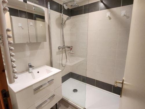 une salle de bain avec douche et lavabo dans l'établissement Appartement cosy près des pistes avec balcon et TV - FR-1-181-2832, à La Plagne Tarentaise