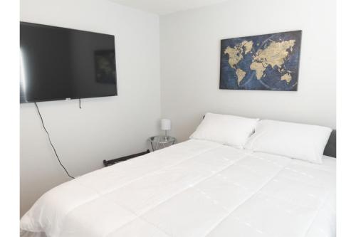 Ένα ή περισσότερα κρεβάτια σε δωμάτιο στο HENDERSON HOME With GREAT AMENITIES