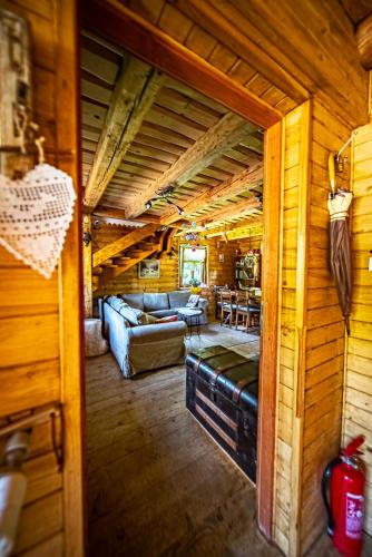 a view of a living room in a log cabin at Wapienne domek in Sękowa