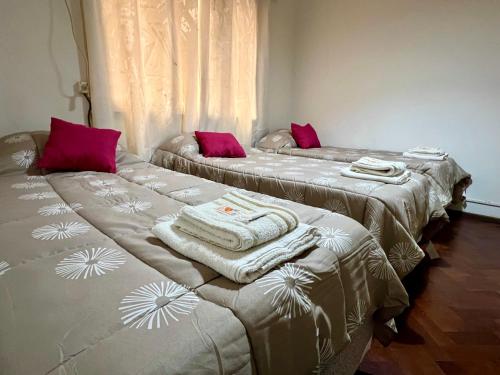 Ένα ή περισσότερα κρεβάτια σε δωμάτιο στο Hermoso departamento en la Peatonal de Mendoza