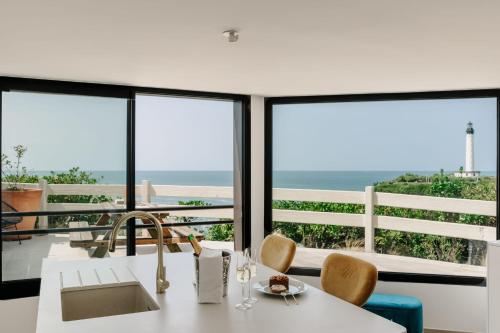 une salle à manger avec vue sur l'océan dans l'établissement Phare Ouest - Biarritz, à Biarritz