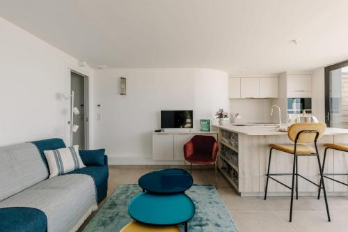 un salon avec un canapé et une cuisine dans l'établissement Phare Ouest - Biarritz, à Biarritz