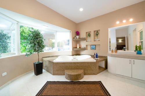 Gambar di galeri bagi 5 Bedroom Modern Villa with Private Pool - Great Location di Cancún