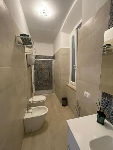 a bathroom with two sinks and a toilet in it at Il Casale Appartamento Assisi in Assisi