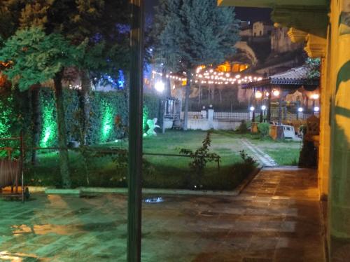 Elruha Hotel tesisinin dışında bir bahçe
