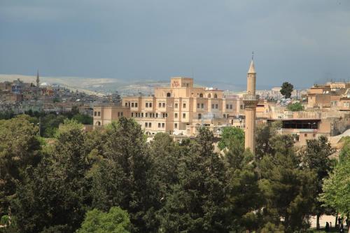 Blick auf eine Stadt mit einer Fabrik in der Unterkunft Elruha Hotel in Şanlıurfa