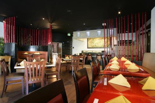 a dining room with tables and chairs in a restaurant at Miyako Hotel Los Angeles in Los Angeles