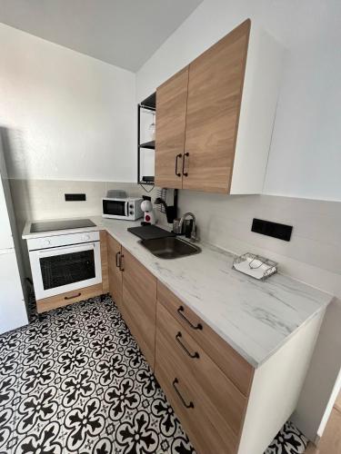 a small kitchen with a sink and a stove at La Casa de Rosita in Fuente del Maestre