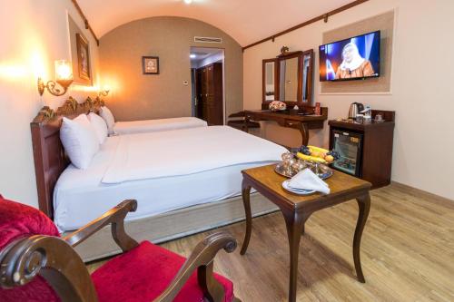 TV at/o entertainment center sa Elruha Hotel
