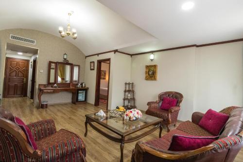 ein Wohnzimmer mit Sofas und einem Couchtisch in der Unterkunft Elruha Hotel in Şanlıurfa