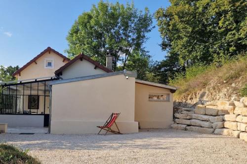 un garage blanc avec une chaise à côté d'une maison dans l'établissement Côté Loire, à La Charité-sur-Loire