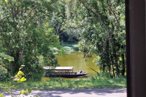 un groupe de personnes dans un bateau sur une rivière dans l'établissement Côté Loire, à La Charité-sur-Loire