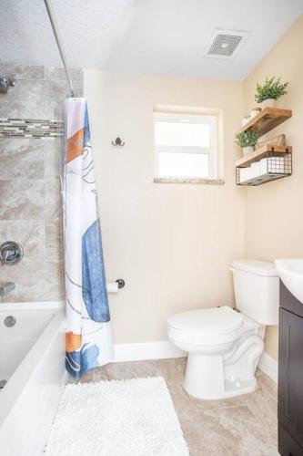 Fotografie z fotogalerie ubytování Charming Tiny Home- Cozy Escape with Modern Amenities v destinaci June Park