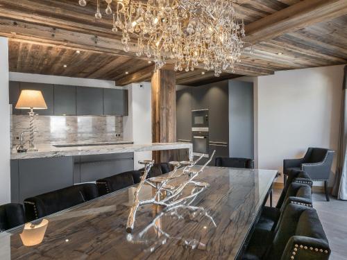 une salle à manger avec une longue table et des chaises dans l'établissement Appartement spacieux avec sauna, proche pistes et commerces à Méribel Village - FR-1-566-58, à Les Allues