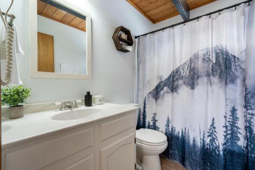 Vannituba majutusasutuses The Matterhorn I HotTub I Ping Pong I Chalk Wall