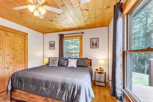 Postel nebo postele na pokoji v ubytování McCaysville Cabin Fire Pit, BBQ and More!