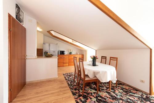 Η κουζίνα ή μικρή κουζίνα στο Apartments Andrijana