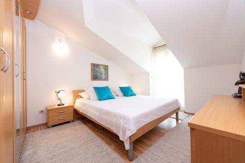 Ένα ή περισσότερα κρεβάτια σε δωμάτιο στο Apartments Andrijana