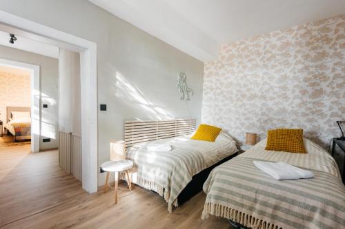 Postel nebo postele na pokoji v ubytování Château La Fontaine - Stylish Manor - Green Environment