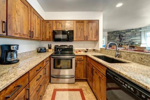 Η κουζίνα ή μικρή κουζίνα στο SNOW FLOWER 103 condo