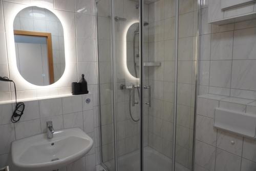 Ένα μπάνιο στο HB-Living Apartment-Rheinblick
