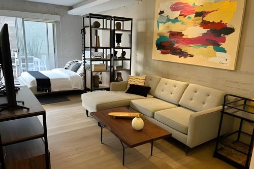 a living room with a couch and a bed at Inigualable estudio en Condesa in Mexico City