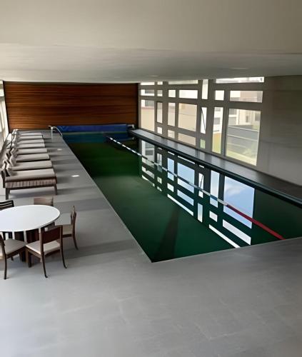 a room with a pool and tables and chairs at Inigualable estudio en Condesa in Mexico City