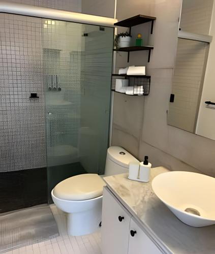 a bathroom with a toilet and a shower and a sink at Inigualable estudio en Condesa in Mexico City