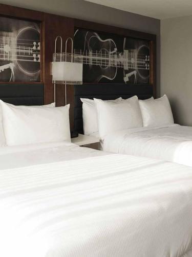 Una cama o camas en una habitación de Memphis Vitality Hotel