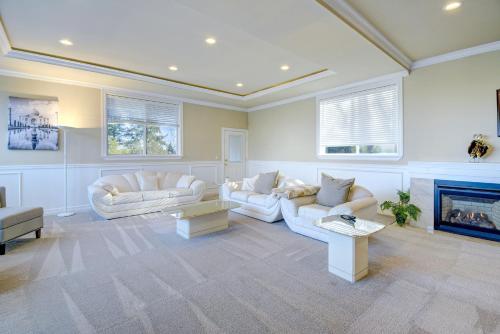 Coin salon dans l'établissement Luxe Federal Way Rental - Walk to the Water!