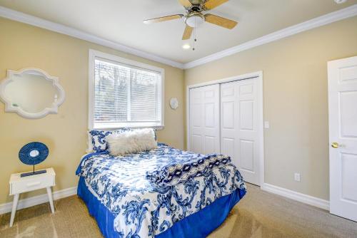 Un ou plusieurs lits dans un hébergement de l'établissement Luxe Federal Way Rental - Walk to the Water!