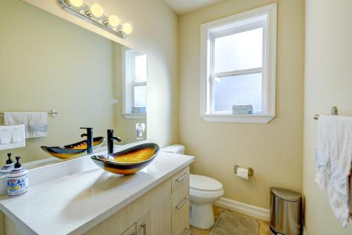 La salle de bains est pourvue d'un lavabo et de toilettes. dans l'établissement Luxe Federal Way Rental - Walk to the Water!, à Federal Way