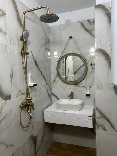 un baño con lavabo y espejo en Sandanski Apartments Park Center, en Sandanski