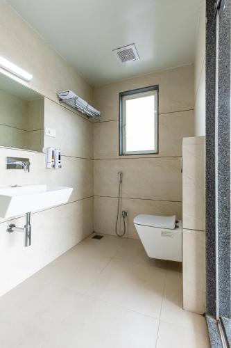 Koupelna v ubytování Hotel O2 Sangli