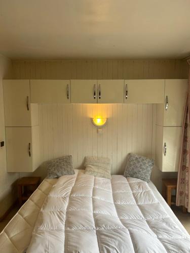 シャモニー・モンブランにあるAppartement centre villeの白い大型ベッド1台