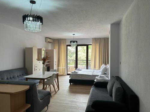 un soggiorno con divano, letto e tavolo di Sandanski Apartments Park Center a Sandanski