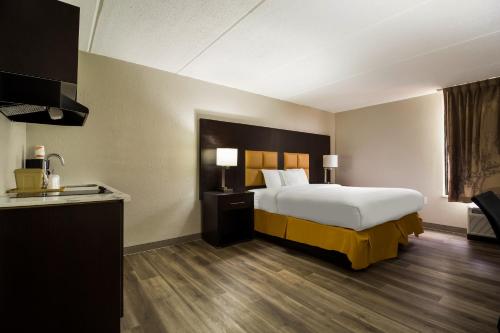 Una cama o camas en una habitación de Clarion Pointe Lake Jackson - Clute