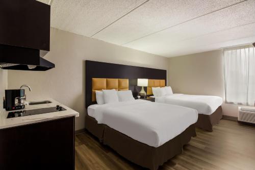 Una cama o camas en una habitación de Clarion Pointe Lake Jackson - Clute