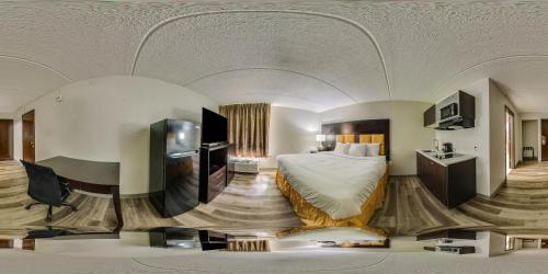 Una cama o camas en una habitación de Clarion Pointe Lake Jackson - Clute