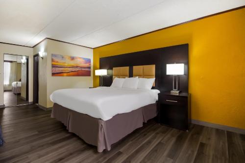 Una cama o camas en una habitación de Clarion Pointe Lake Jackson - Clute