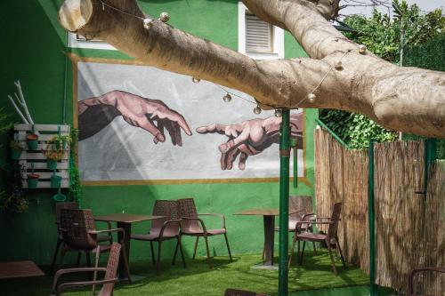 a table and chairs in front of a tree at La Casa Verde in Murcia