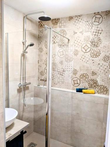 une salle de bain avec douche et lavabo dans l'établissement Centre Cannes 2-Bed Apt & garage 5min Croisette, à Cannes